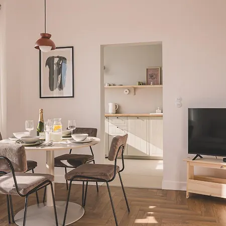 2homerent Brzozowa 10 Minutes From Airport アパート ビィドゴシュチュ